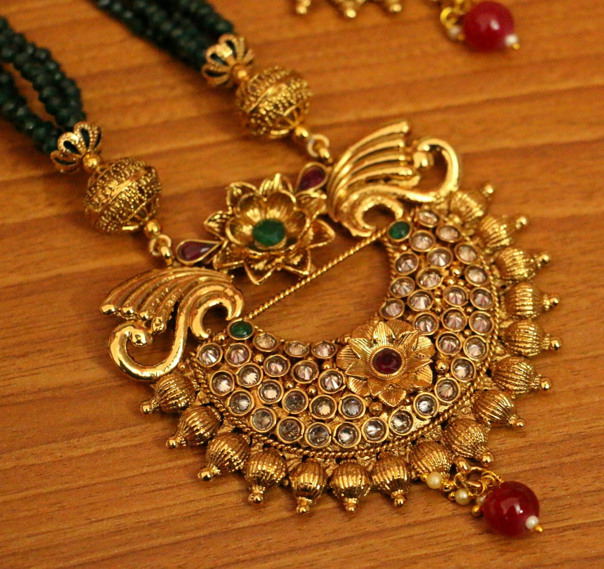 MULTICOLOUR ANTIQUE GOLD PLATED CRYSTAL NECKLACE SET – Sanvi Jewels