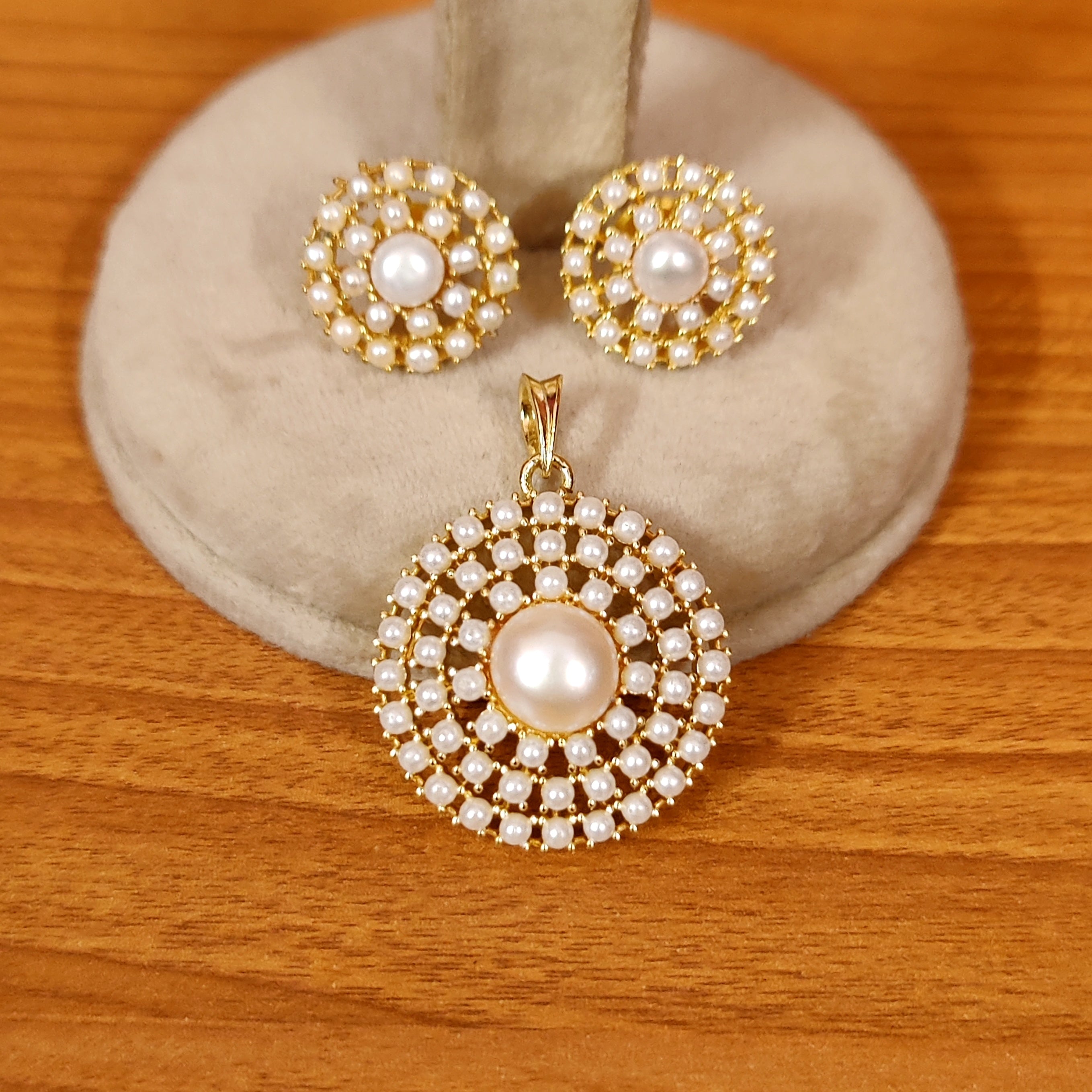 PEARL STUDDED ROUND SHAPED PENDANT SET WITH CHAIN