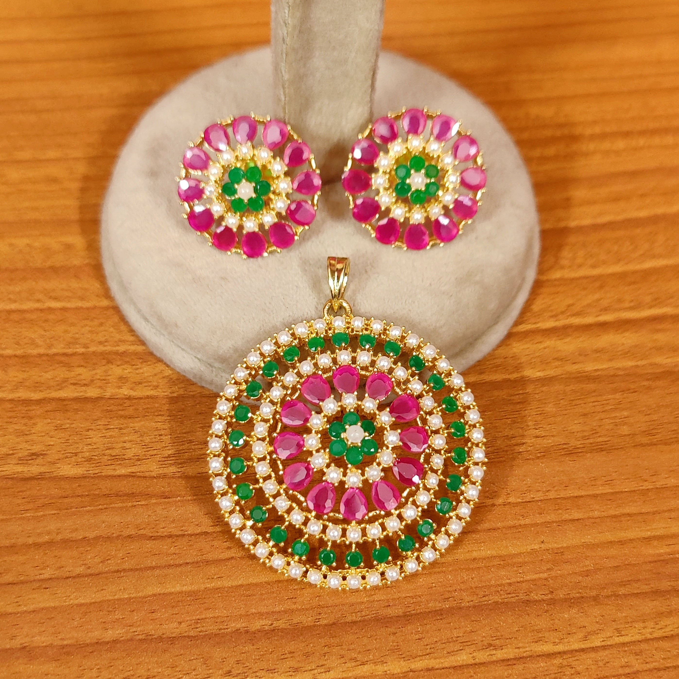 MULTICOLOUR PEARL STUDDED ROUND PENDANT SET