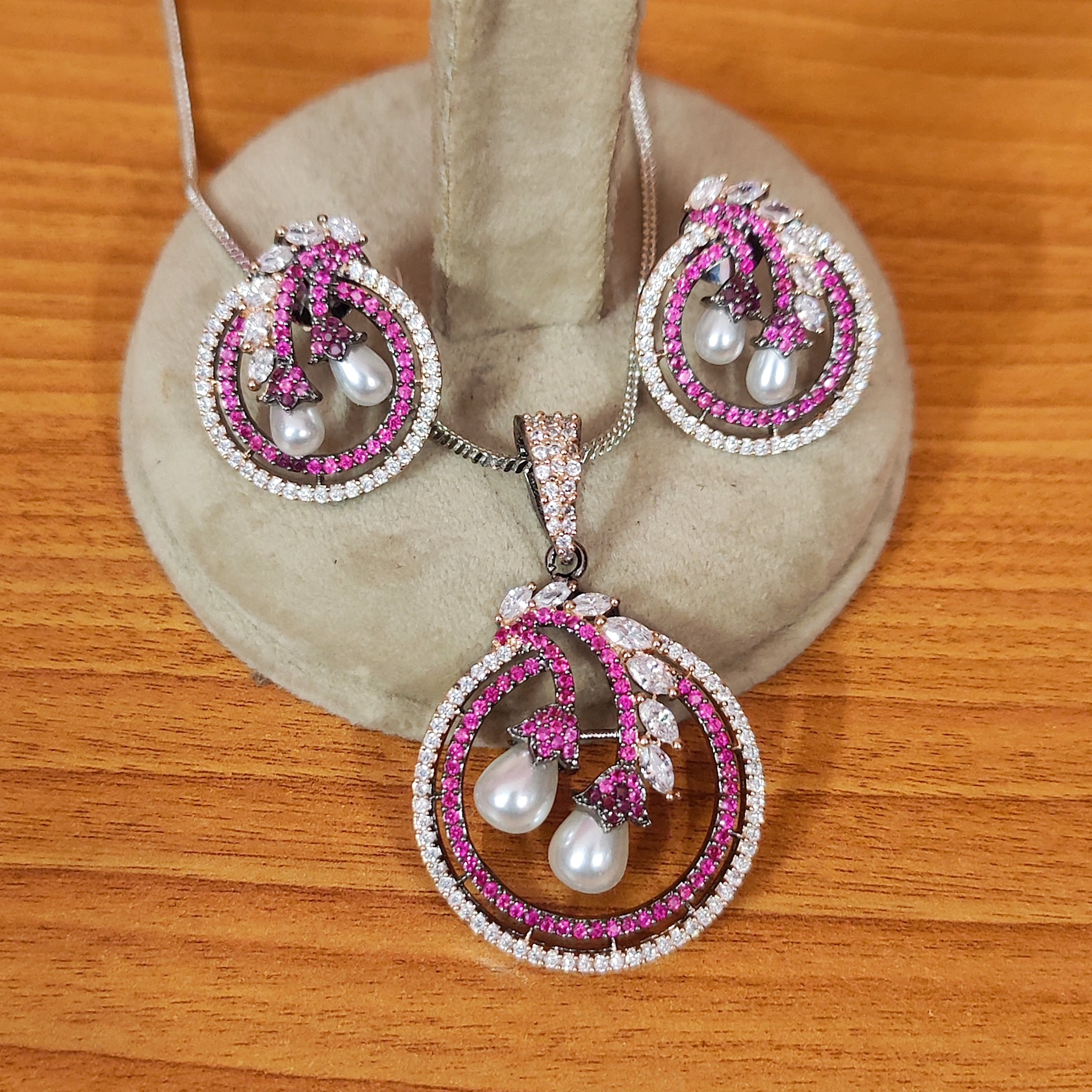 Diamond Look Pearl Studded Cute Pendant Set